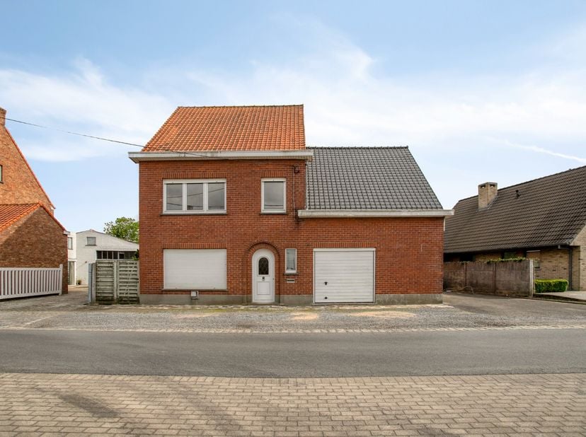 In Ichtegem stellen wij u deze eigendom met enorm veel potentieel voor, gelegen op een vlot bereikbare locatie. Dit pand biedt de perfecte opportunite