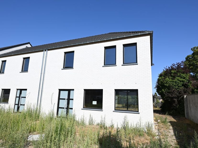 Deze DEGELIJKE NIEUWBOUWWONINGEN bevinden zich PAL in het CENTRUM van AARTRIJKE, dit op gelegen op wandelafstand van basisschool, buurtwinkels en bush