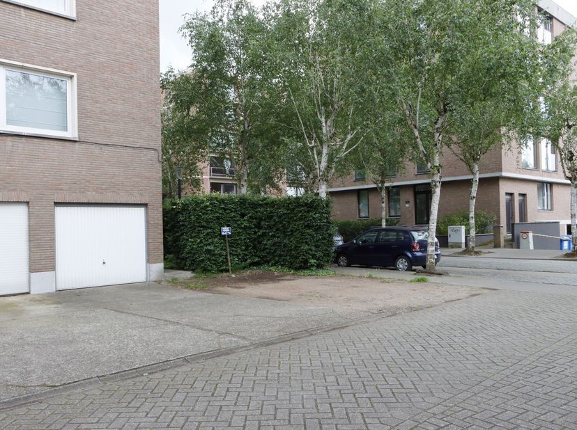 Deze buitenstaanplaats bevindt zich op privéterrein, ter hoogte van campus Redingenhof, achter de residentie te Prosper Poulletlaan 8 in Leuven. De st