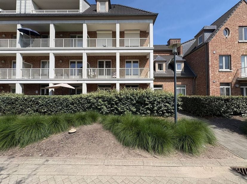Mooi gelijkvloers appartement met terras en ondergrondse garagebox<br />
Ligging: Centraal gelegen in een rustige wijk nabij het centrum van Herentals