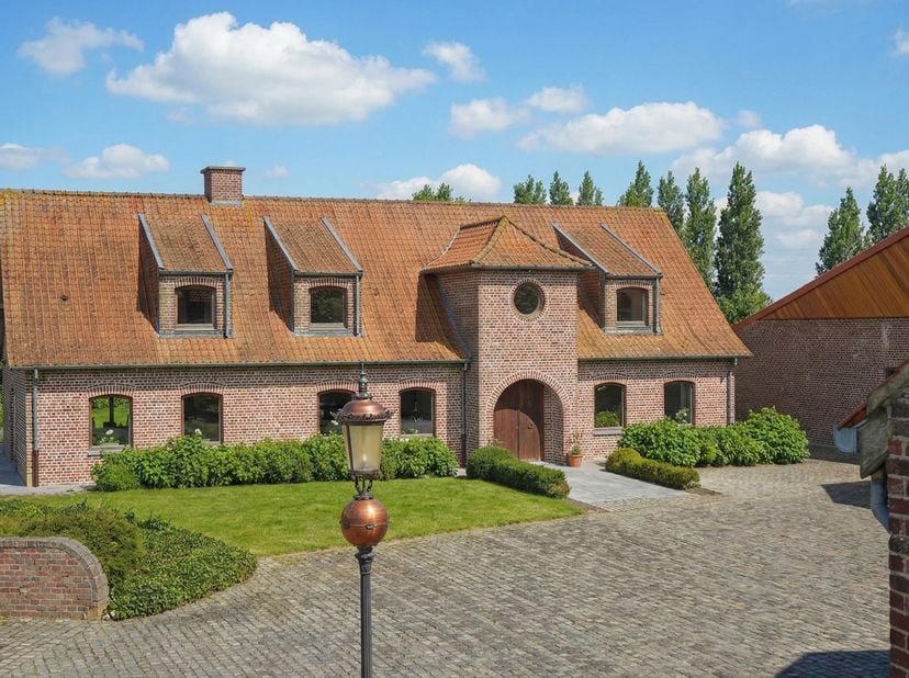 Deze uitzonderlijke eigendom, bereikbaar via een statige kasseioprijlaan, is gelegen op een uitgestrekt domein van ca. 3,4 hectare en ademt klasse, ru