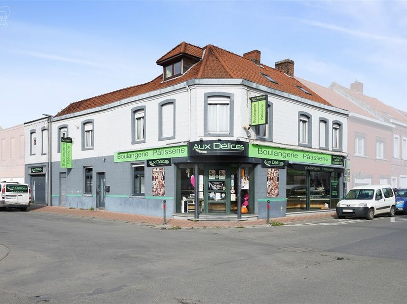 Vast gemengd gebouw bestaande uit een handelsruimte en een ruim duplex appartement.<br />
De commerciële gelijkvloerse verdieping omvat een winkel, tw