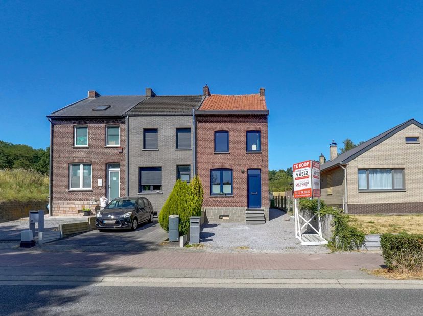Deze deels te renoveren halfopen bebouwing met 106 m² bewoonbare oppervlakte ligt in het landelijke Gingelom.<br />
De woning beschikt over twee ruime