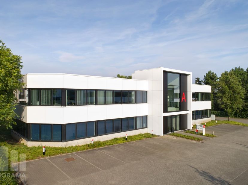 Espace de bureaux de haute qualité de 244 m² avec 241 m² d'espace de stockage à louer.<br />
Situé à seulement 700 m de l’entrée et de la sortie du Ri