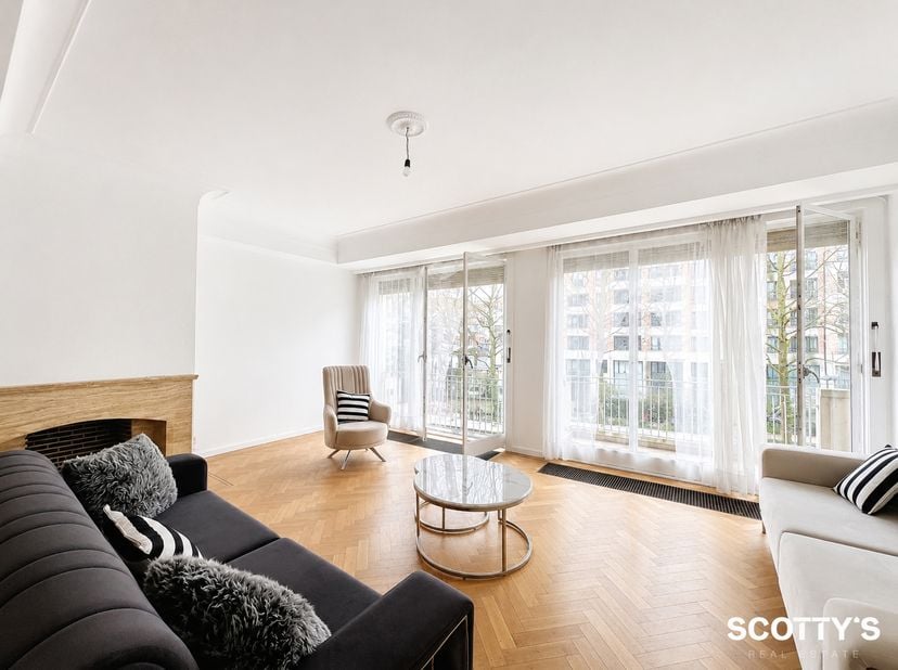 Ideaal gelegen in de gegeerde Longchamp-wijk, op een steenworp van het Ter Kamerenbos, onderscheidt dit prachtige ONGEMEUBILEERDE appartement van ca.
