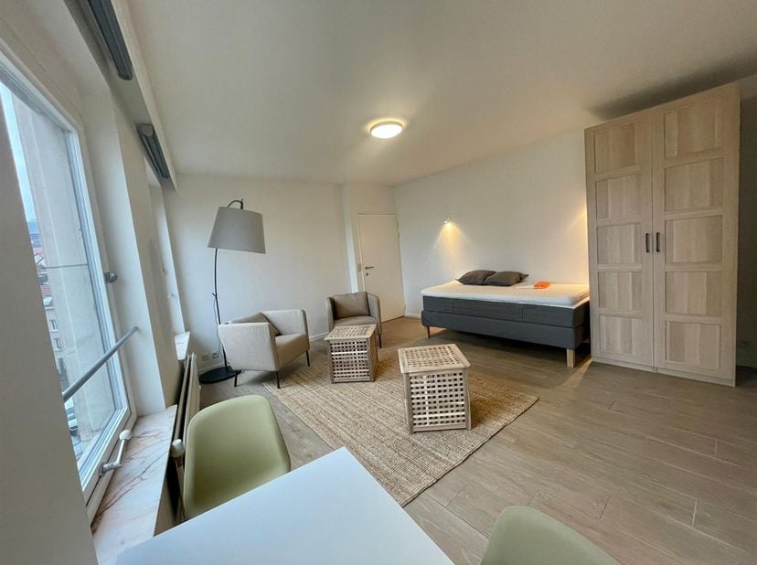 Sint-Katelijnewijk - dicht bij openbaar vervoer en winkels. Gerenoveerd in 2021. Licht studio-appartement van +/-40m², bestaande uit een inkomhal met