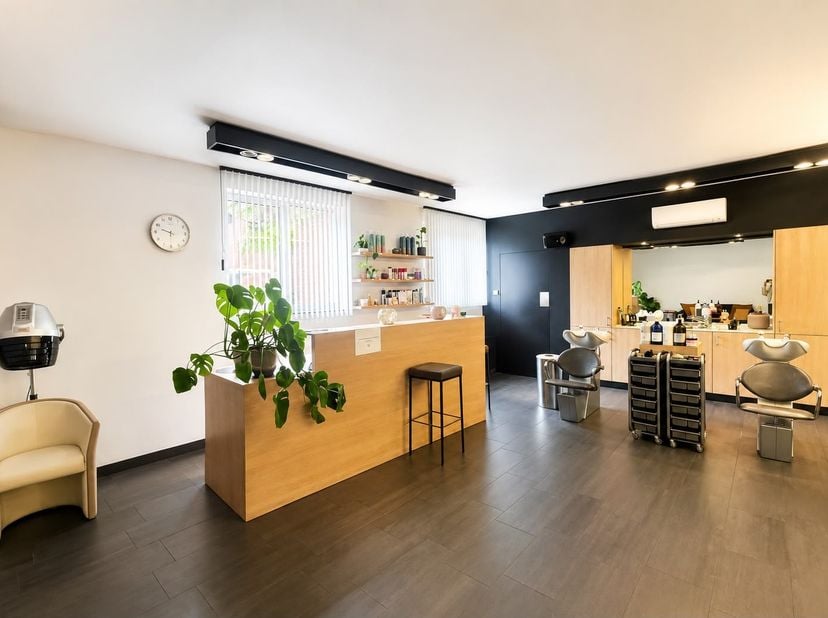 Deze mooie handelsruimte (volledig ingericht als kapperszaak) is gelegen in Shopping 3 midden in het bruisende centrum van Genk, evenwijdig met de hoo