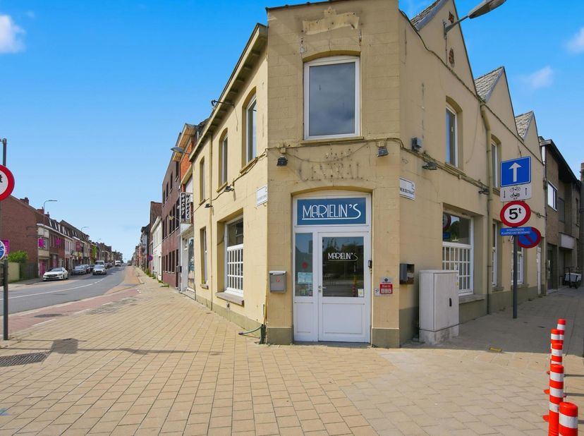 Commercieel handelspand van 121 m² op een absolute toplocatie, gelegen op een druk kruispunt langs de Meensesteenweg. Het pand geniet van maximale vis