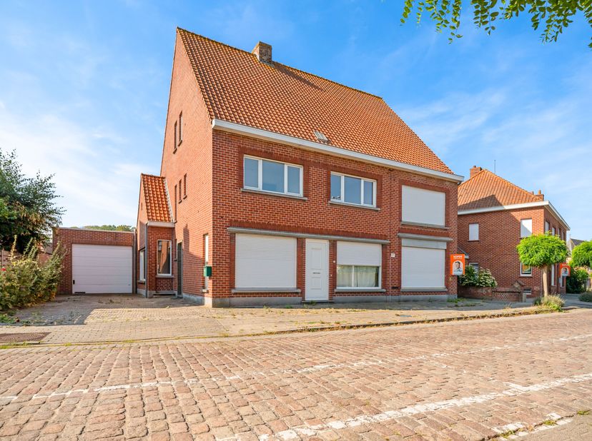 Deze tweewoonst / open bebouwing met ruime garage, bestaande uit twee entiteiten wordt u te koop aangebonden in de dorpskern van Boezinge.<br />
Het p