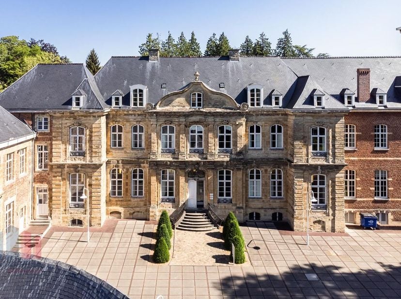 Ontdek deze unieke kantoorruimte op een centrale toplocatie in Dilbeek, waar bereikbaarheid, comfort en duurzaamheid samenkomen. Gelegen vlakbij de R0