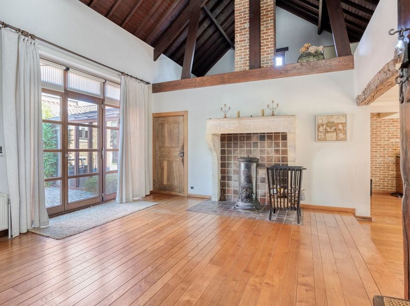 In de Kiezelstraat, ter hoogte van nummer 45, vinden we deze te renoveren, karaktervolle woning uit 1920, bestaande uit een voor- en achterhuis, een p