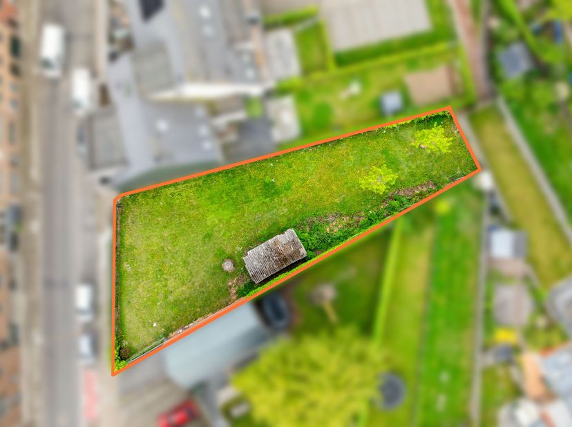 Ruim stuk bouwgrond van 489 m² aan de rand van het centrum Ieper.<br />
Heel wat mogelijkheden - alsook voor projectontwikkeling!<br />
Interesse in d