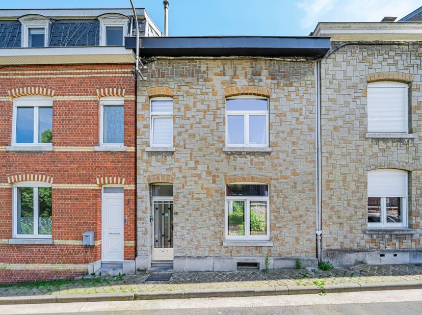Non loin du centre de Lambermont, jolie maison deux façades avec jardin, terrasse et deux garages.Composition :- sous-sol : wc séparé, trois caves;- r