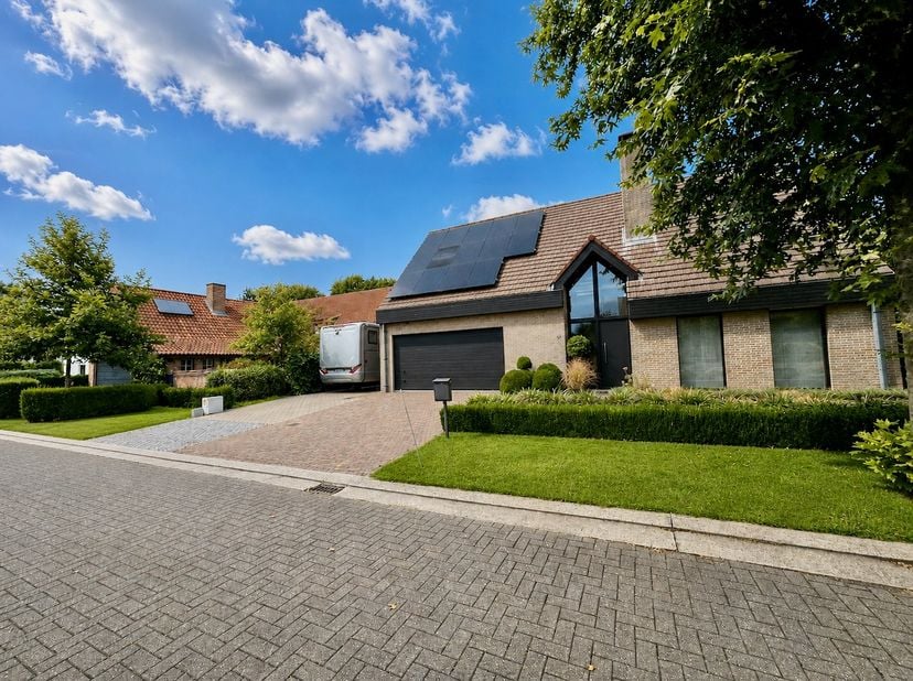Op een bijzonder aangename en residentiële ligging in Ertvelde vinden we deze ruime en perfect onderhouden open bebouwing uit 1996. De woning is geleg
