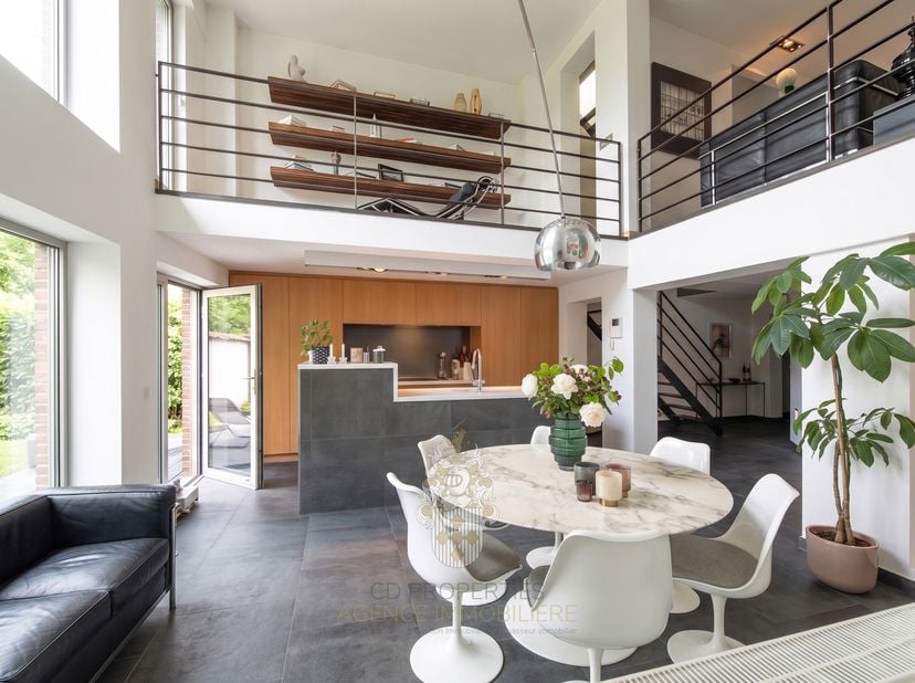 Prachtige, volledig gerenoveerde eengezinswoning met een uitgesproken eigenzinnige charme.<br />
Deze unieke woning is ontworpen met het oog op lichti