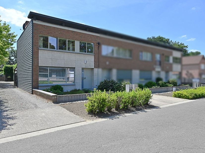 Deze zo goed als instapklare half-open bebouwing met 3 (slaap)kamers, buitenruimte en garage is rustig gelegen en op wandelafstand van het centrum met
