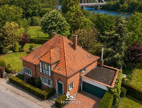                                         Maison à vendre à Sint-Eloois-Vijve, € 449.000
