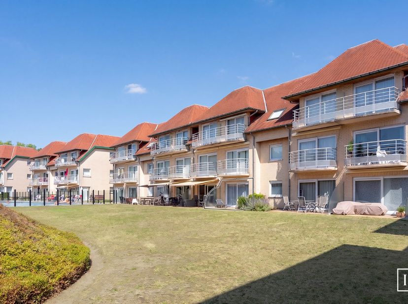 Goed onderhouden gelijkvloers appartement gelegen in het rustige en groene domein “Green Garden”, op wandelafstand van het centrum. Het appartement om