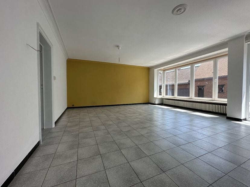Dit instapklaar appartement is gelegen op de 1ste verdieping van een kleine residentie en bestaat uit: inkomhal met vestiairekast - toilet - grote liv