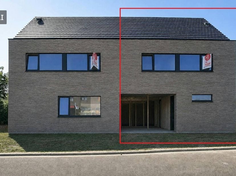 La maison dispose d'une surface habitable de 253 m2, d'un abri voiture, d'un abri à vélos séparé et d'un jardin ensoleillé. <br />
<br />
L'aménagemen