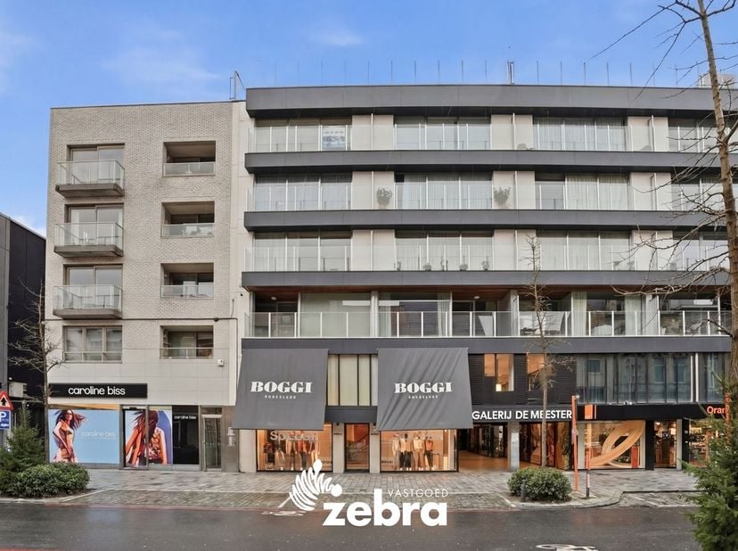 In de winkelstraat van Roeselare bevindt zich dit instapklare penthouse-appartement met twee zeer ruime terrassen.&amp;nbsp;Gelegen op de zesde verdieping