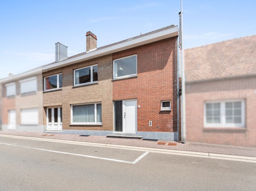 Deze ruime gezinswoning ligt op een centrale locatie in het hart van Bree, met scholen, winkels, openbaar vervoer en sportvoorzieningen op wandelafsta