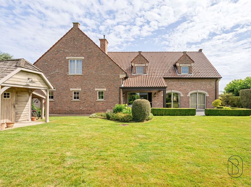 Te koop: exclusieve villa van 550 m² op rustige ligging en genietend van een prachtig open zicht in Lennik<br />
In een rustige en residentiële omgevi