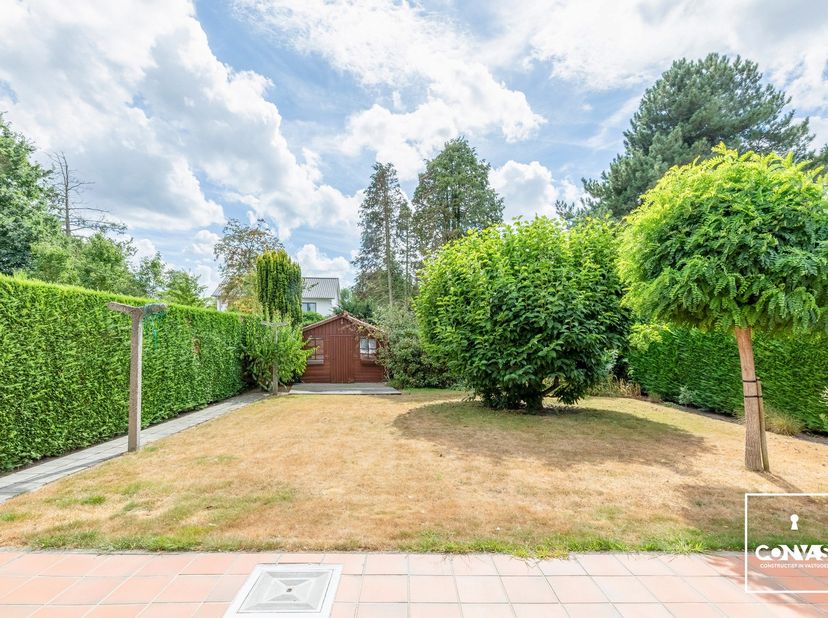Deze te renoveren woning beschikt over vier slaapkamers, een ruime zonnige tuin en een rustige ligging in een heel aangename woonwijk te Drongen.<br /
