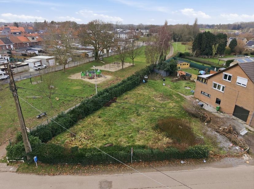 In het historische Tongeren vinden we langs de Henisstraat ter hoogte van nummer 134 deze bouwgrond geschikt voor open bebouwing terug.<br />
Het cent