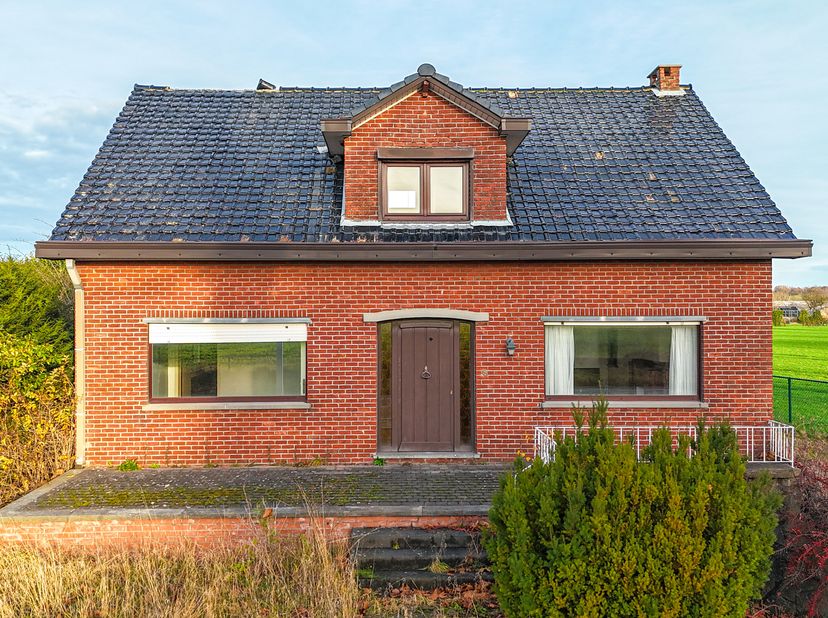 Ontdek deze ruime en karaktervolle woning op een uitstekende ligging tussen Kortessem en Tongeren. Deze eigendom combineert rust, ruimte en een vlotte