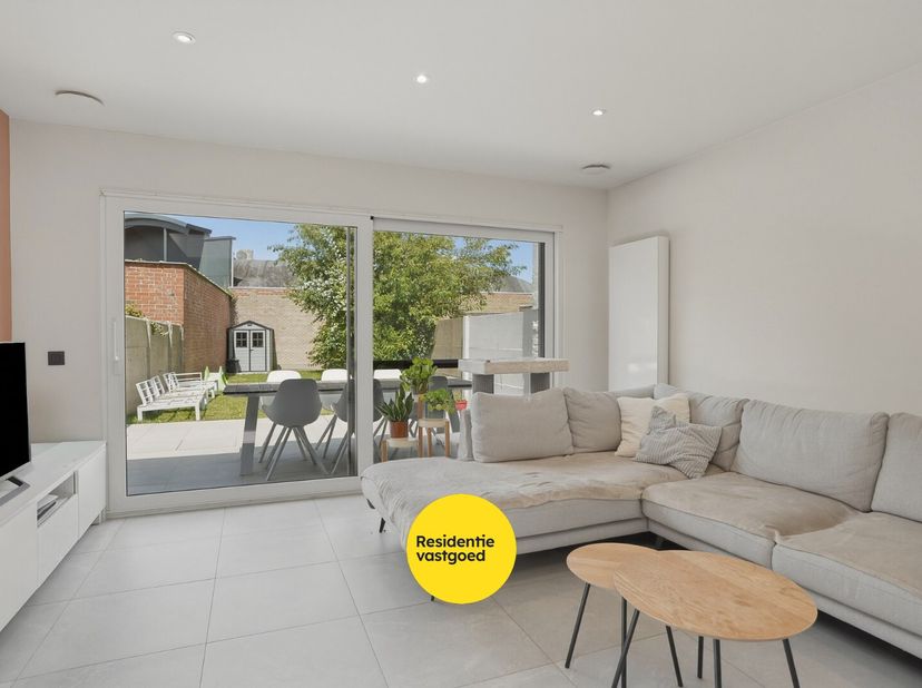 Kijkdag op zaterdag 4 juli - op afspraak!<br />
Deze volledig gerenoveerde rijwoning in Sint-Kruis combineert hedendaags wooncomfort met een uitsteken
