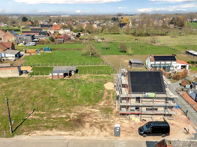 Voor meer info of een bezoek, bel 054 69 39 36 - Goed gelegen bouwgrond in Meerbeke, gesitueerd in een rustige omgeving op wandelafstand van het Neige