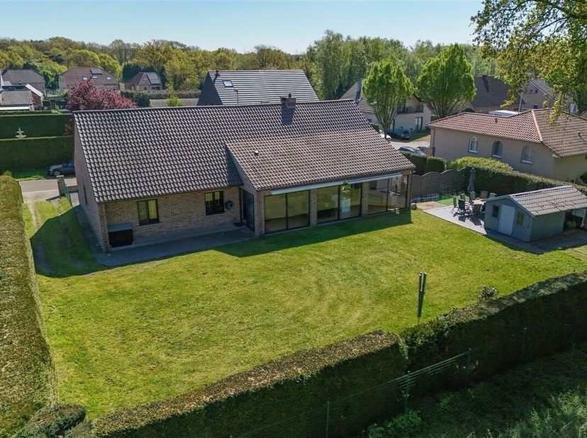 Knappe open bebouwing met 3 slaapkamers gelegen op een zonnig en royaal perceel van 11a90ca<br />
Omgeving:<br />
+ Strategische ligging met vlotte ve
