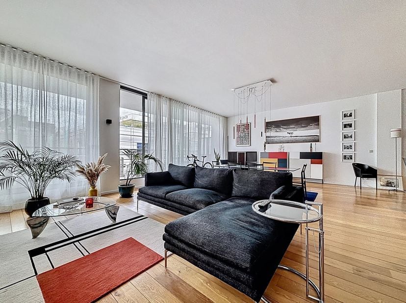 Idéalement situé au cur de Bruxelles, à deux pas de la Cathédrale Saint-Gudule et de la Colonne du Congrès, ce remarquable appartement allie élégance