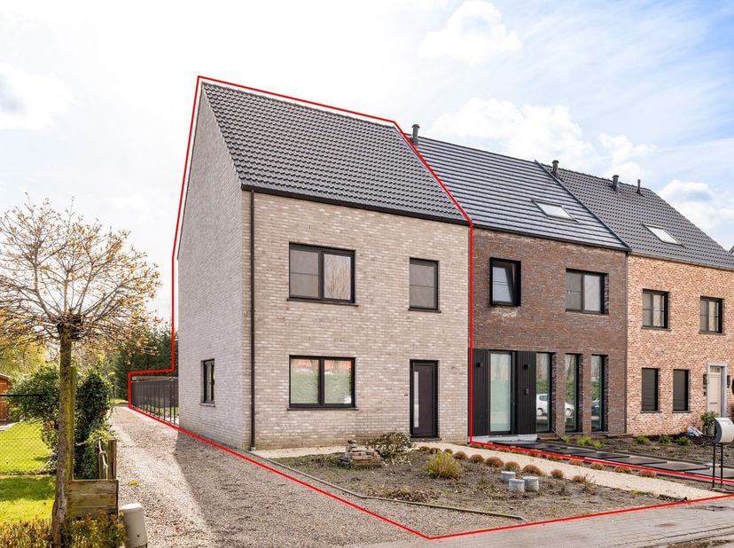 Deze moderne woning, gebouwd in 2020 en gelegen in de Burgemeester Hensstraat 34 te Koningshooikt, is volledig instapklaar en combineert hedendaags co