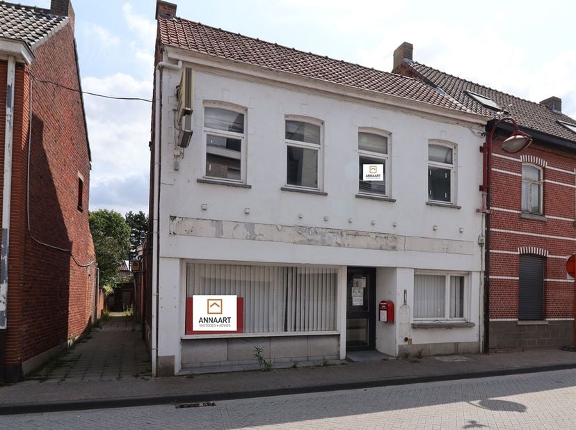 Veelzijdig gebouw van 300 m² in het centrum van Assenede, dit multifunctionele gebouw biedt twee duidelijke mogelijkheden: Renovatieproject: Kantoorru