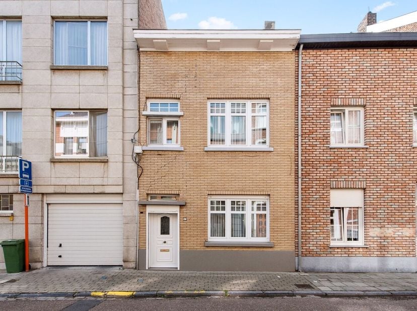 Deze te renoveren rijwoning heeft op het gelijkvloers een woonkamer, keuken, bijkeuken en een toilet. In de achtertuin is er een grote werkplaats van