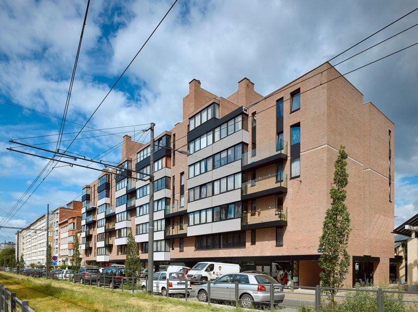 Magnifique studio dans un immeuble rénové. Il se compose comme suit : hall d'entrée, séjour/living, cuisine  équipée, 1 salle de douche. Provisions po