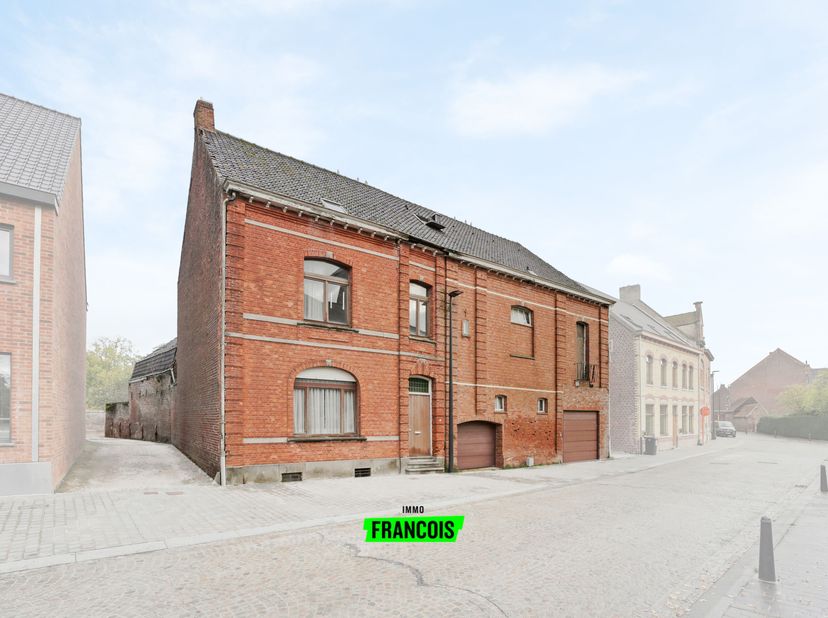 À Reningelst, à 5 minutes de Poperinge, se trouve cette maison spacieuse. Elle est implantée sur un terrain de 515 m² et offre de nombreuses possibili