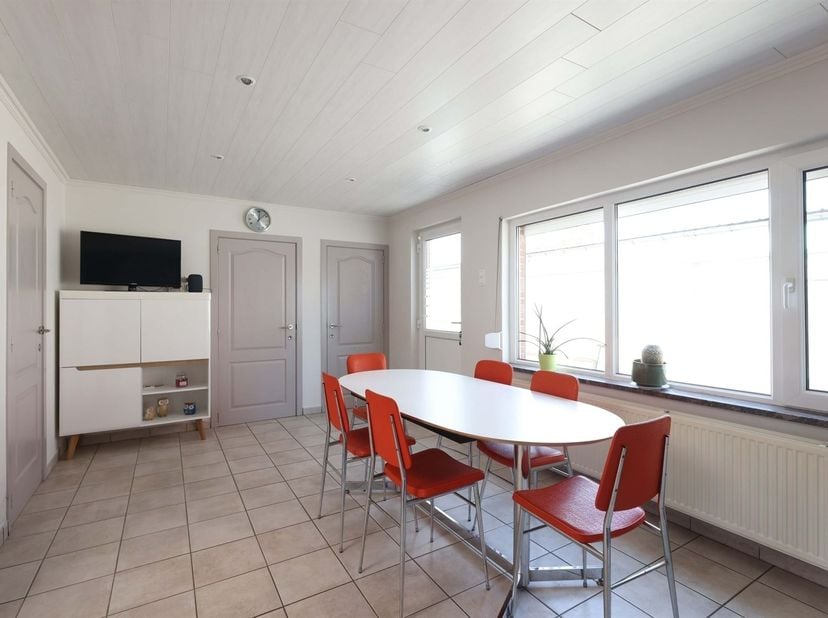 Verrassend ruime gezinswoning met 4 slaapkamers én aanpalende loods van 150m² gelegen in het landelijke Zepperen <br />
<br />
Omgeving:<br />
+ Ge