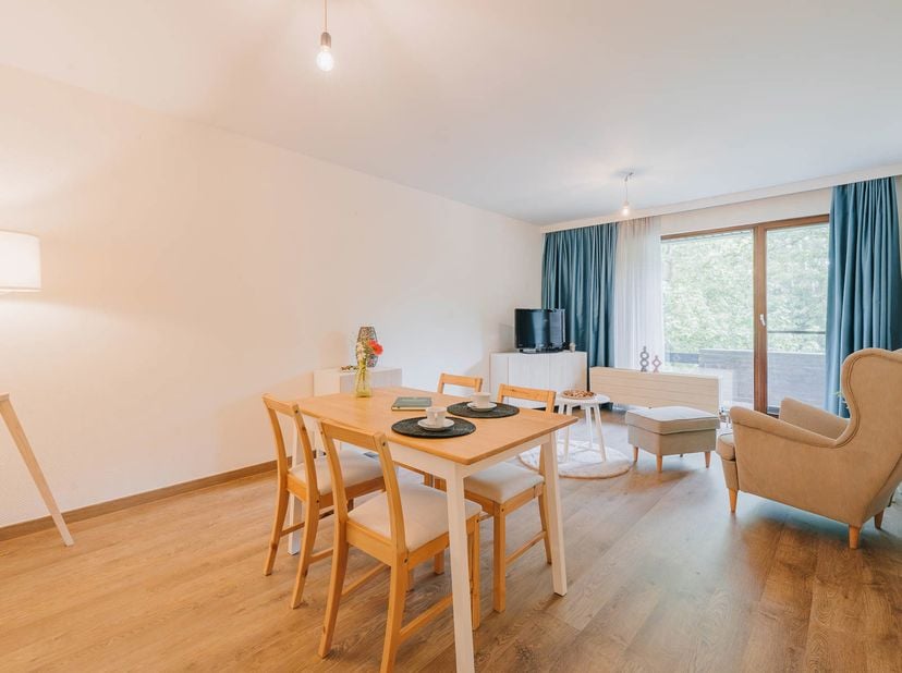 Deze lichtrijke serviceflat bevindt zich in een groene en rustige wijk, ideaal voor wie wil genieten van de natuur en toch op korte afstand van het st