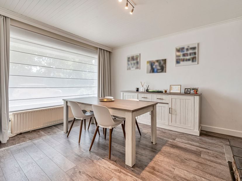 Bungalow met 3 slaapkamers in rustige wijk in Zwevegem te koop<br />
Je betreedt de woning via de inkomhal met gastentoilet, die ook toegang geeft tot