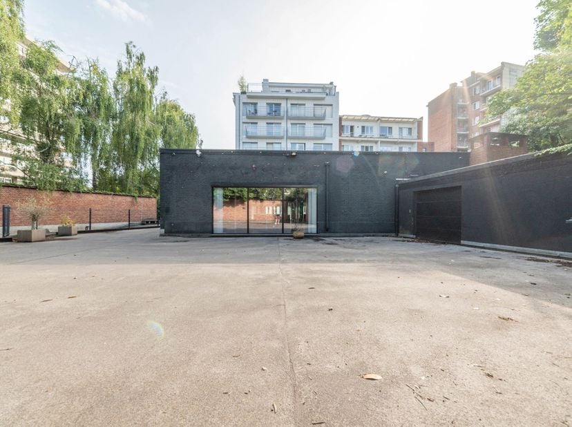 Deze goed gelegen pand op het gelijkvloers bevindt zich vlak aan de Antwerpse ring, op de verbindingsas tussen Berchem en Mortsel, en geniet bovendien