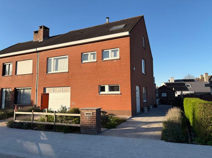 Deze woning kan dankzij z’n omvang en z’n locatie (speelstraat en met 2 speelpleinen in buurt), dé ideale woonst zijn voor (grote) gezinnen.<br />
De