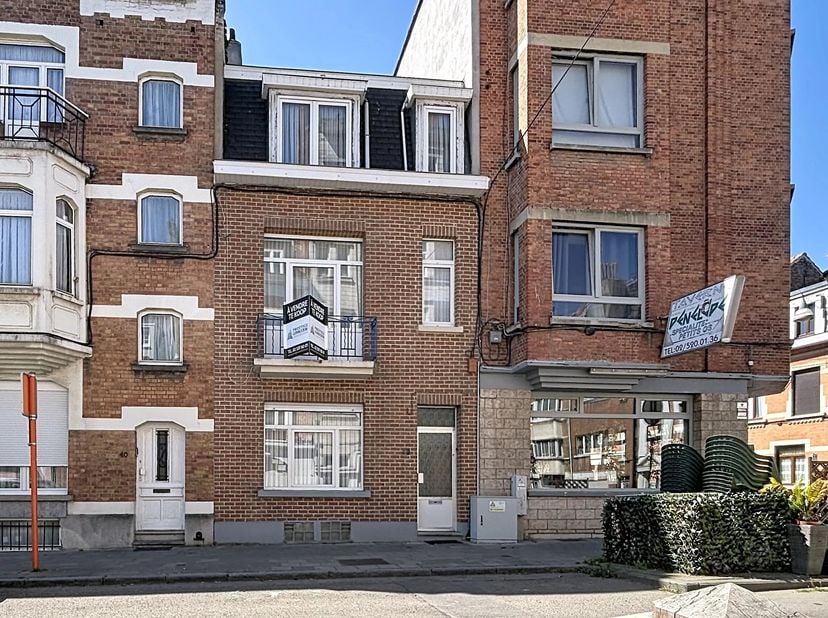 ANDERLECHT - REF: 87198381 - CHARMANTE VRIJSTAANDE WONING MET 4 SLAAPKAMERS EN TUIN!<br />
Gelegen in een aangename wijk in Anderlecht, presenteren wi