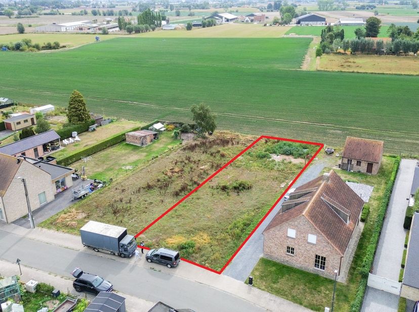 Landelijk wonen op een sprong van de dorpskern!  Ontdek dit perceel bouwgrond met een oppervlakte van 804,32 m².<br />
Dit lot bouwgrond is rustig gel