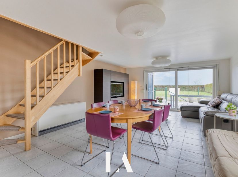 In het recente vakantiepark Princess Garden II (bouwjaar 2005) vindt u deze lichtrijke halfopen woning, perfect als tweede verblijf aan de kust.<br />