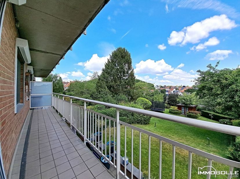 Avenue du Kouter, dans le Quartier du Chant d'Oiseau et à proximité de toutes les facilités, bel appartement de +/- 96m² (selon CPEB) + 2 terrasses de