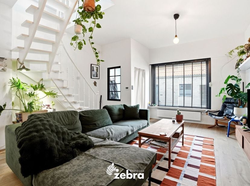 Deze hoekwoning werd in 2020 gerenoveerd en biedt de perfecte combinatie van comfort, ruimte en een uitstekende bereikbaarheid. Gelegen op slechts enk