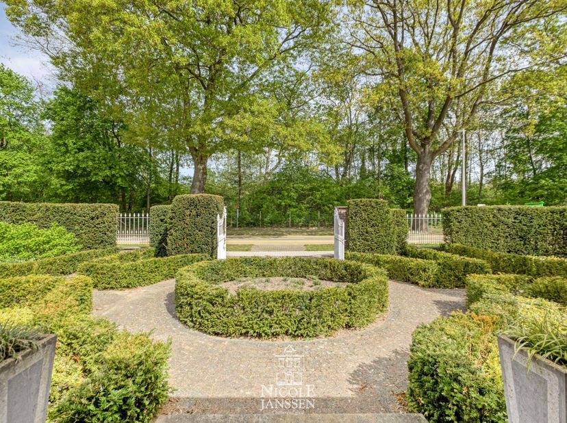 Deze vrijstaande villa is ruim en praktisch ingedeeld. Dankzij de aparte bijkomende ruimte is ze ideaal voor een zelfstandige activiteit, praktijk aan